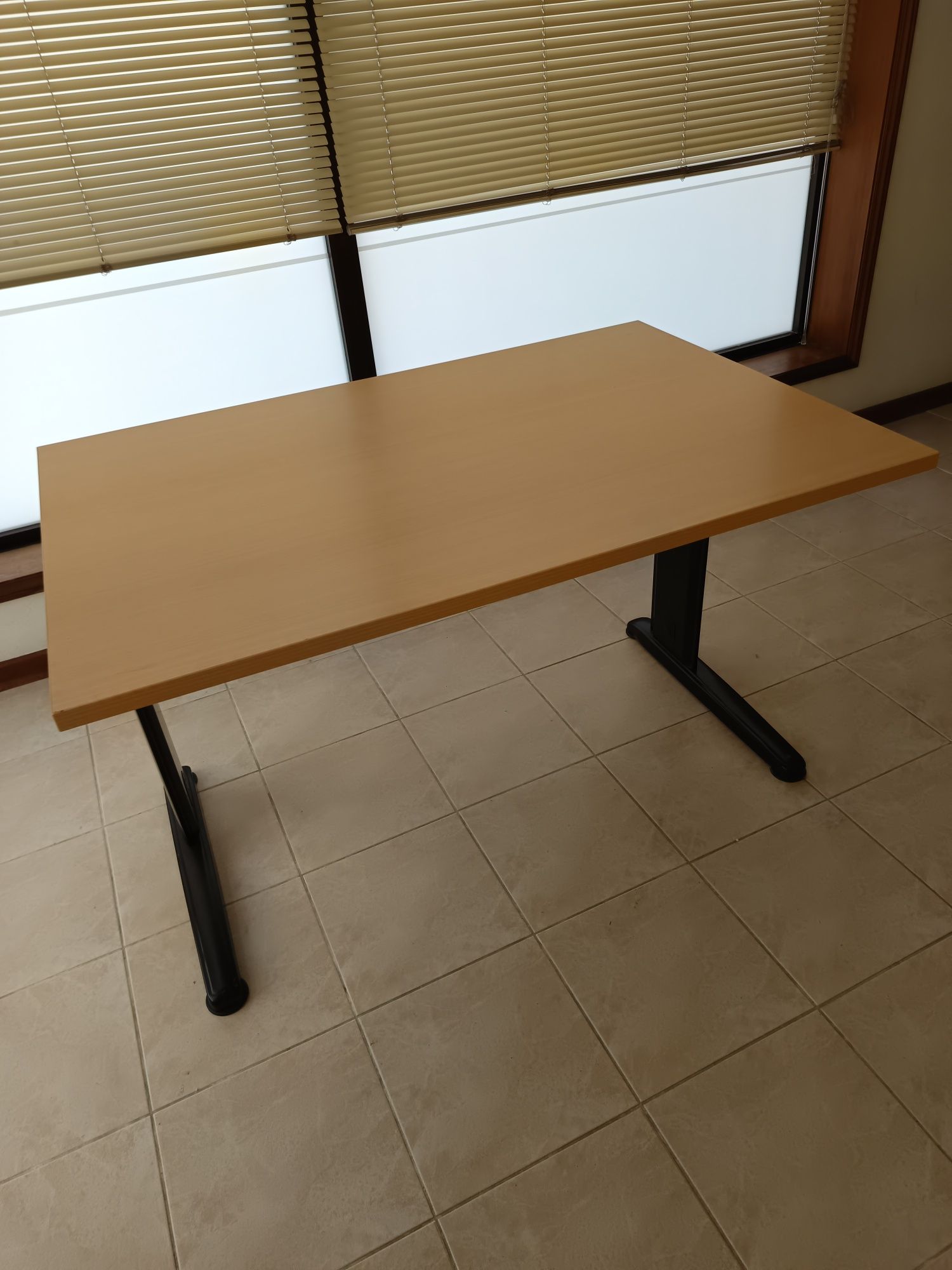 Secretária com 1,20m x 0,80m