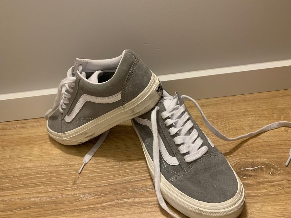 Vans cinzentas e brancas