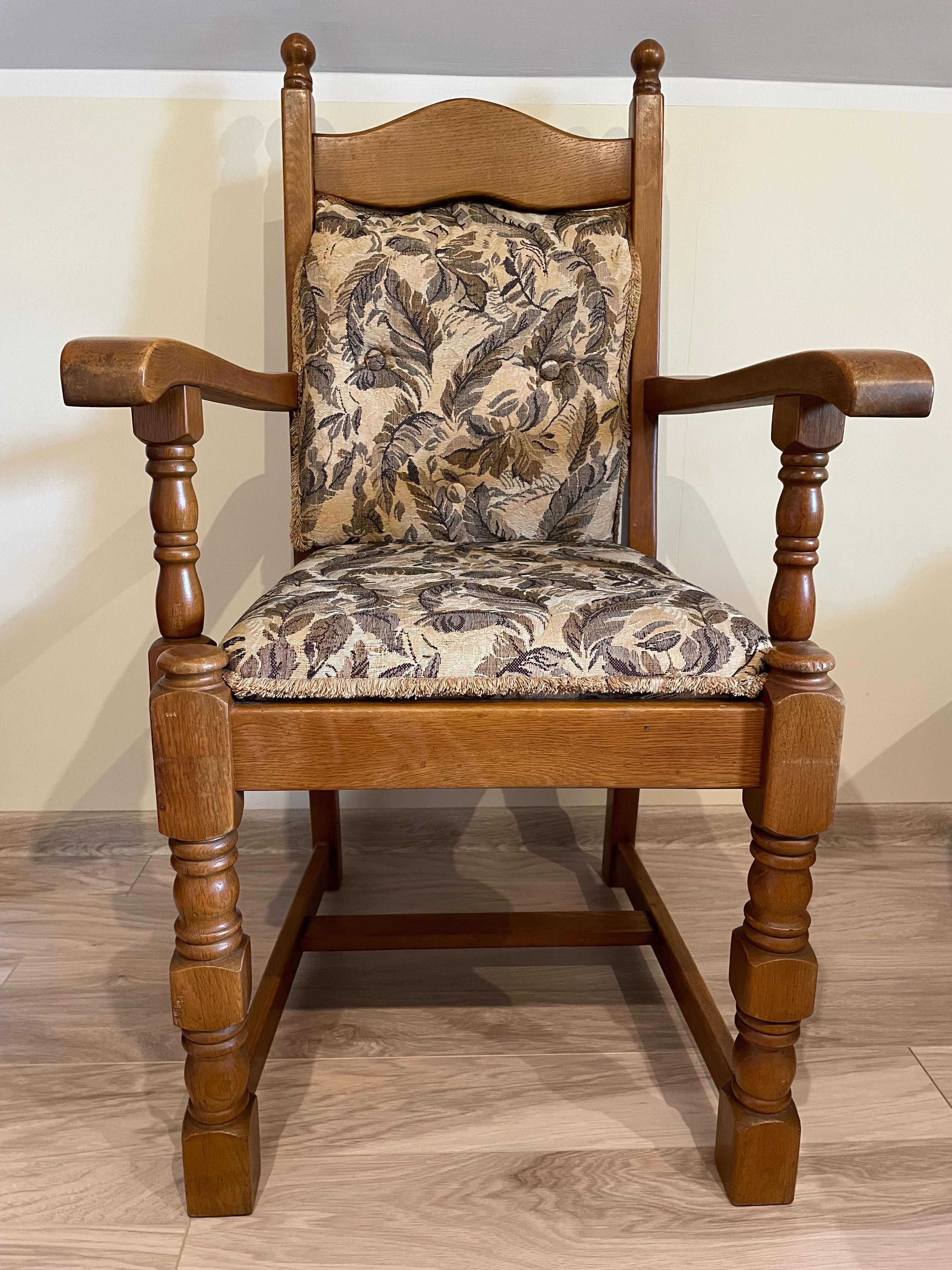 Eleganckie krzesło drewniane