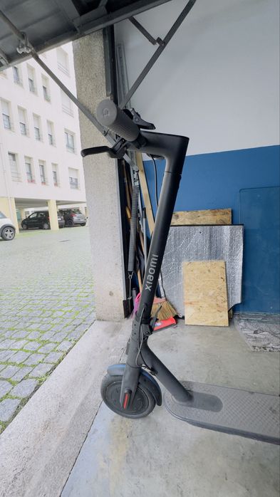 Trotinete   Como  nova   varios  estras.