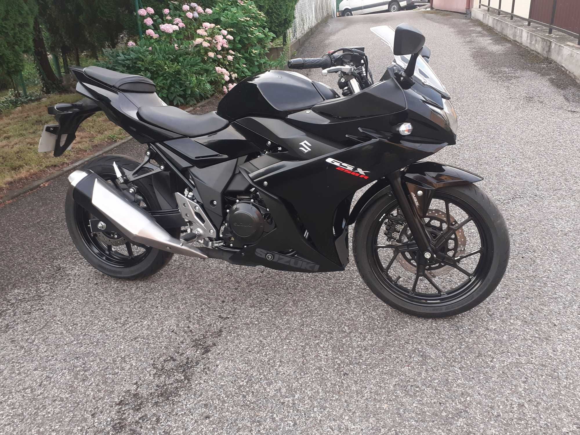 SUZUKI GSX 250 R z 2021 roku przebieg 3675 km. Jak NOWY