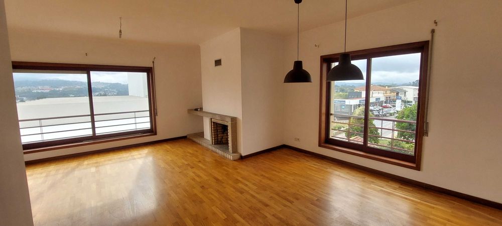 Apartamento T4, espaçoso, com garagem dupla, em Paredes