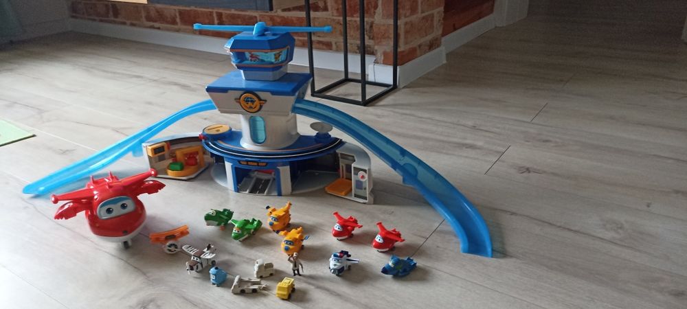 Baza Super Wings plus małe samoloty i duży Jetek