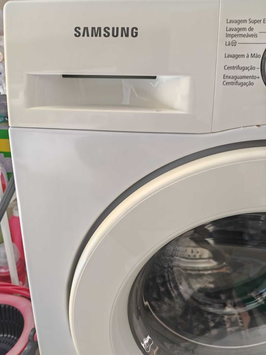 Máquina de lavar roupa Samsung a funcionar sem qualquer problema