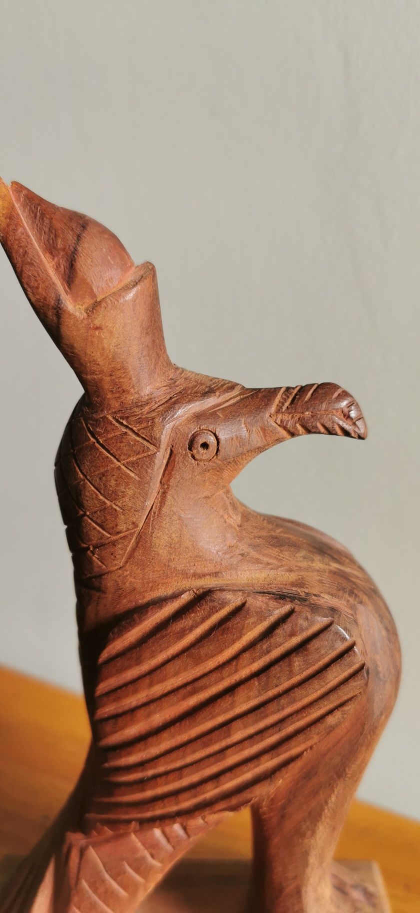 Drewniana figura Horus.