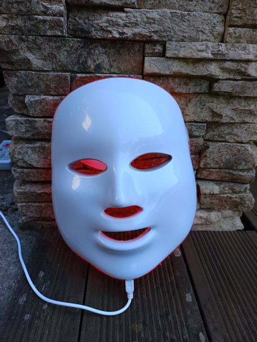 Mascara branca com luzes