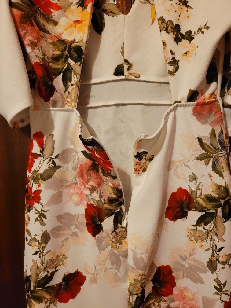 Vrstido branco com padrão flores
