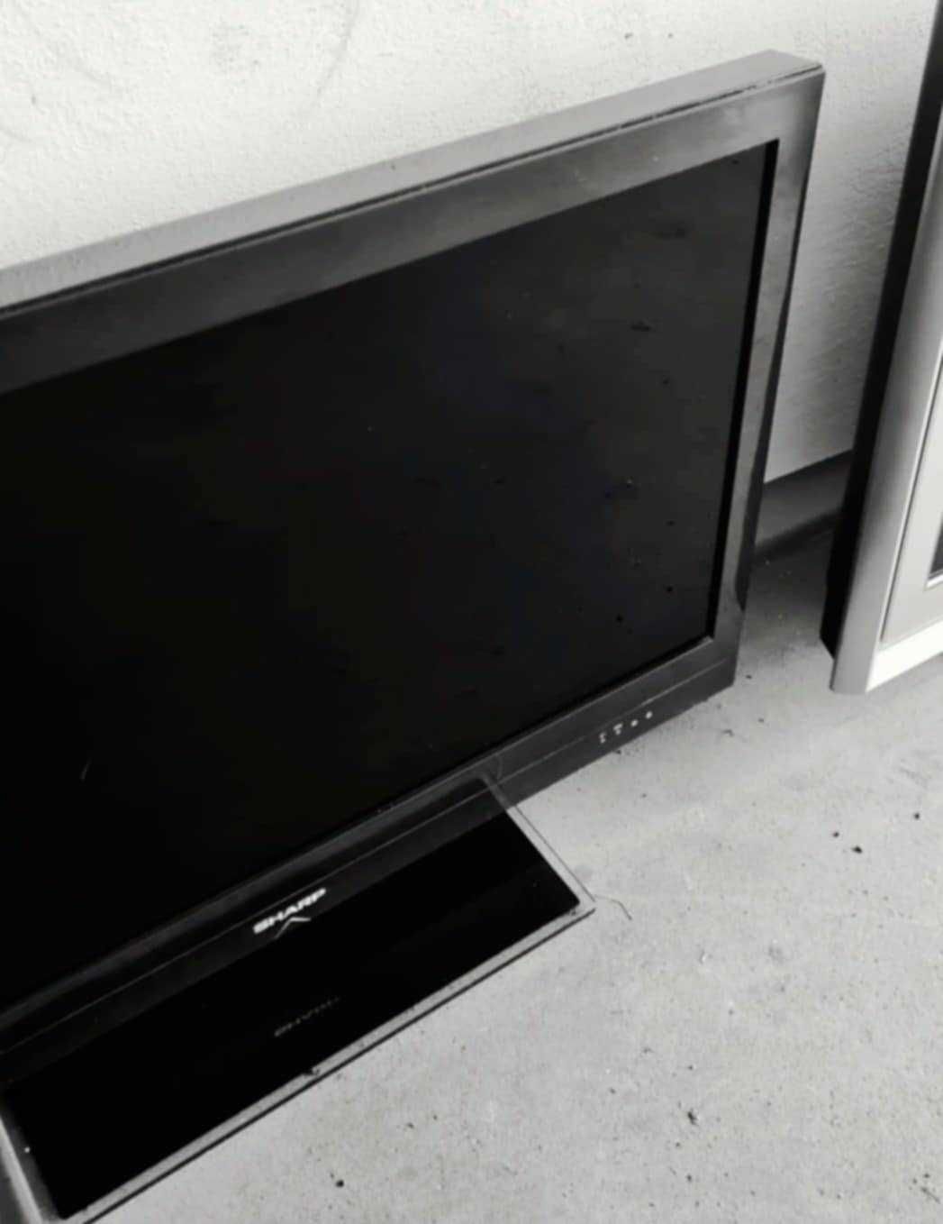 Sprzedam telewizor - sprawny - 2 szt. x 32"- Sharp i JVC
