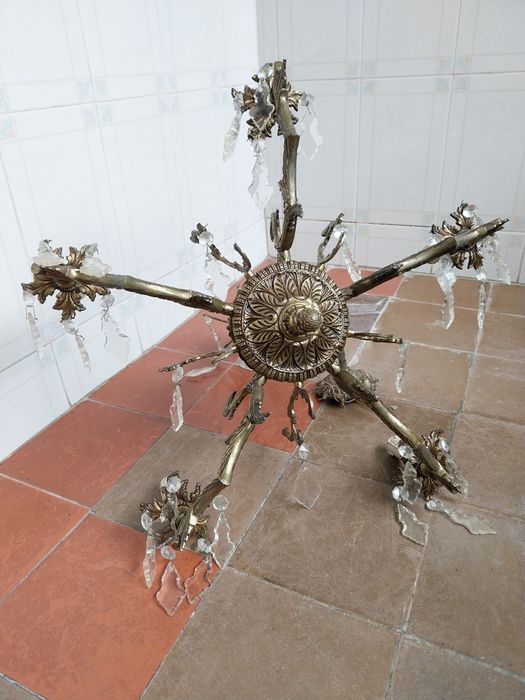 Candeeiro de tecto. Candelabro, lustre