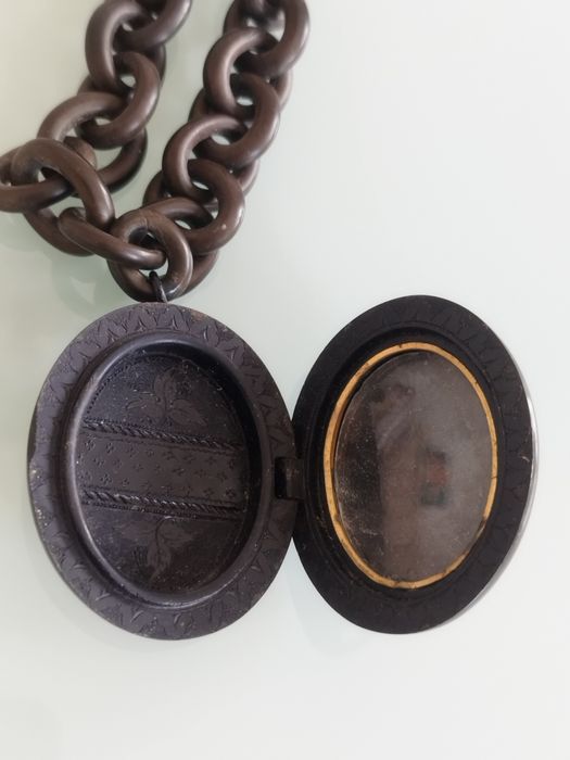 Lindo colar vitoriano com porta-retratos em guta-percha.