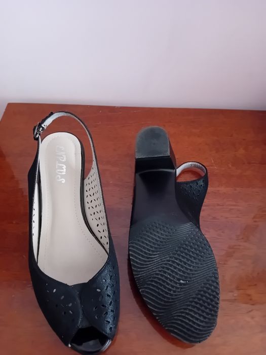Sandałki czarne nowe