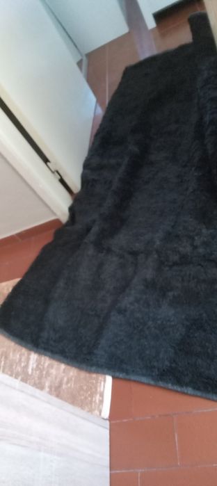 Carpete preta pelucia 50 euros com 2 metros para sala ou quarto