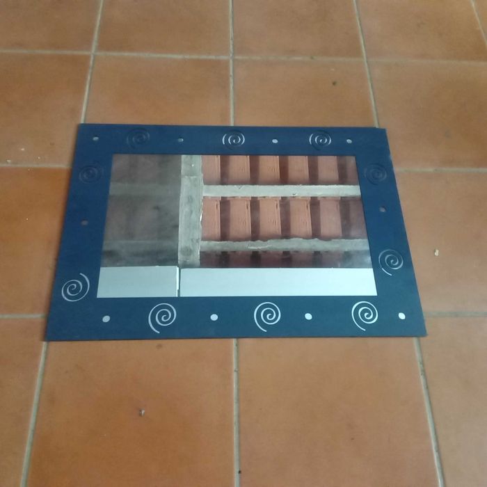 Espelho com desenhos azuis