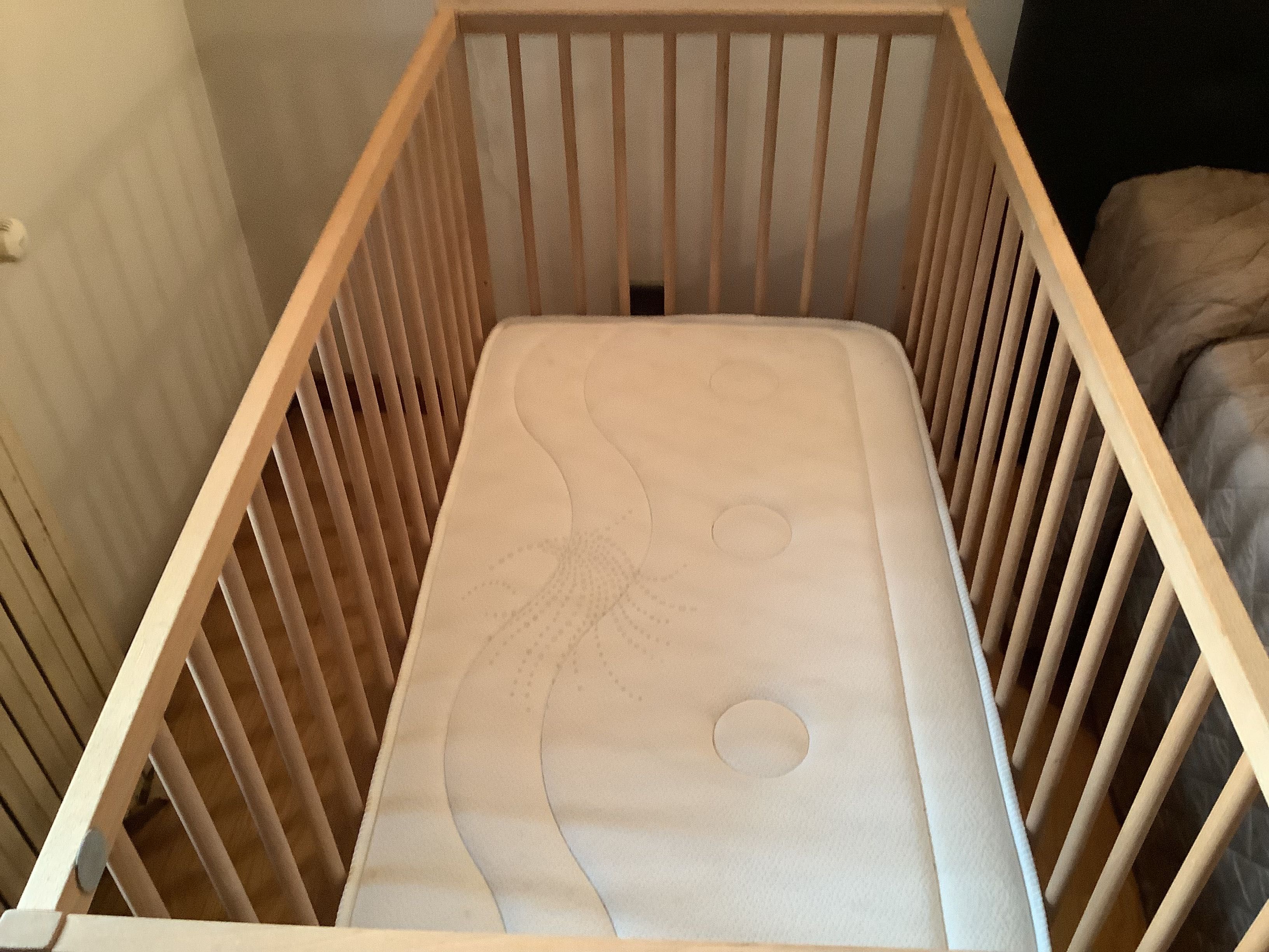 Camas de grades 1,20x60, com colchão e roupa em excelente estado 100€