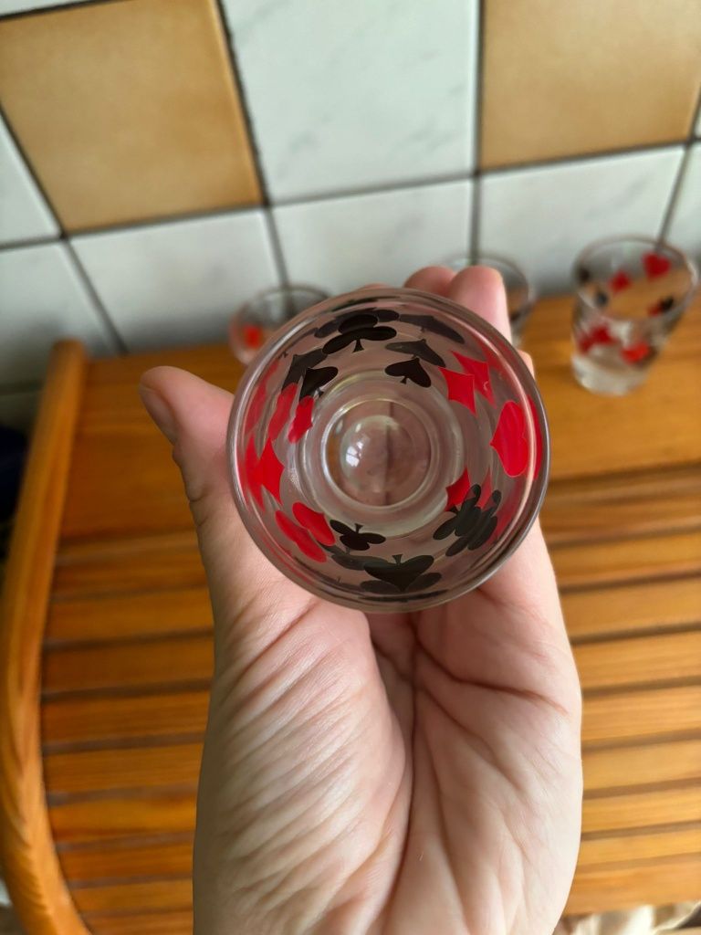Kieliszki do wódki z motywem karcianym, vintage, retro styl