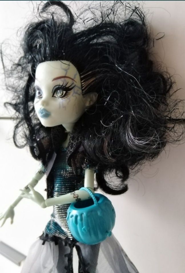 Lalka Monster High Frankie Stein  upiorne Halloween  kociołek