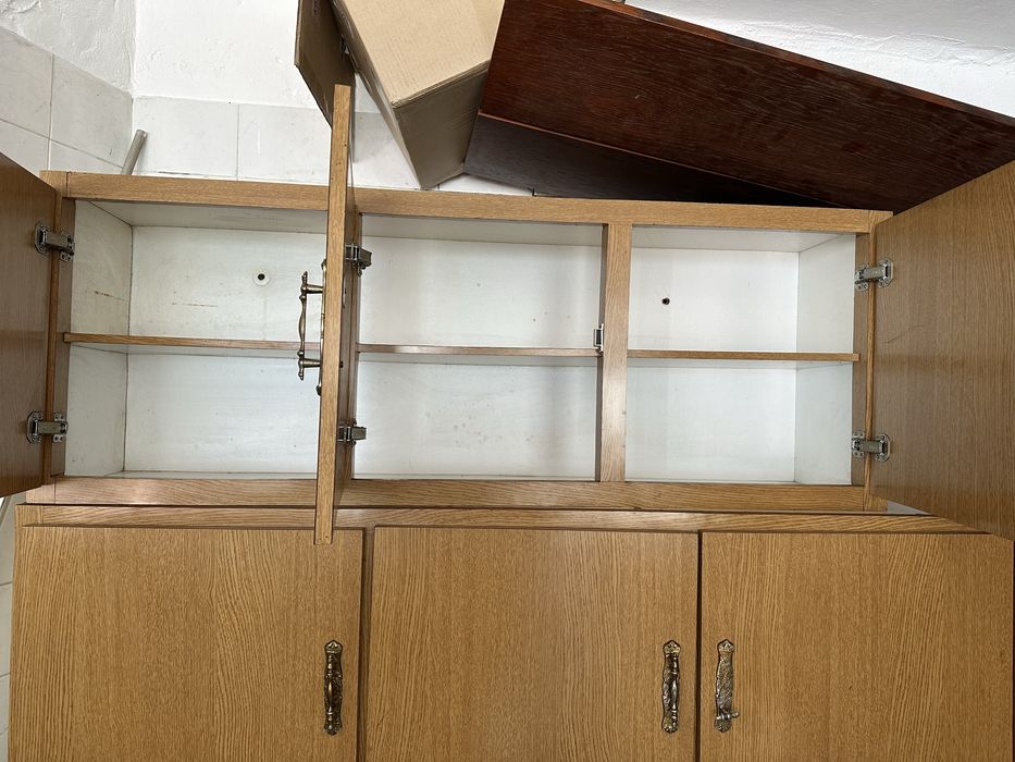 Móvel de parede com 4 portas E com prateleiras  Mede 2,35