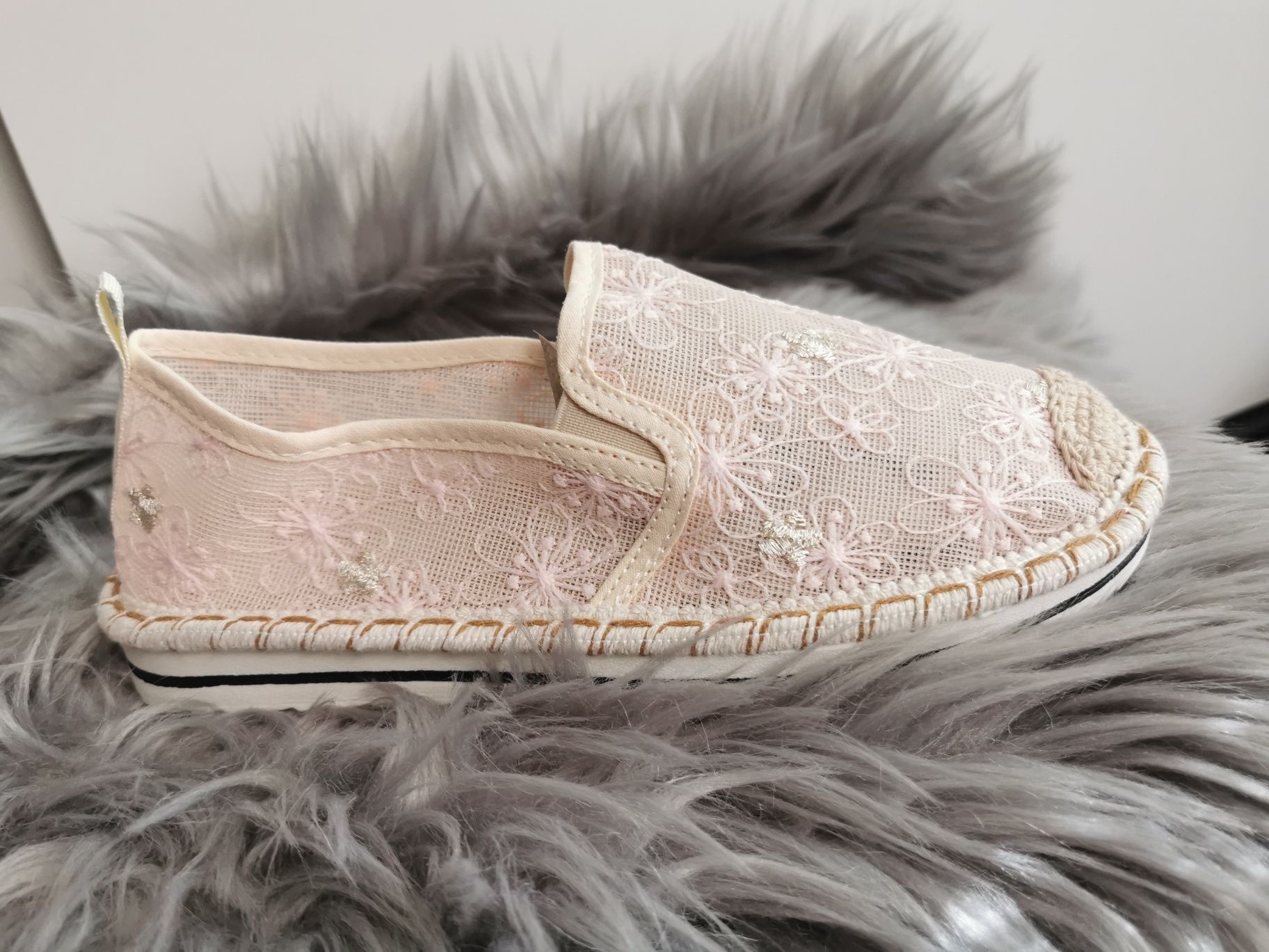 Śliczne brzoskwiniowe haftowane espadryle damskie 37