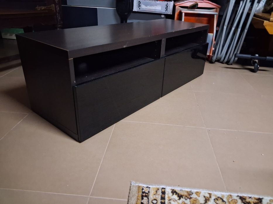Móvel Besta Wengue com portas lacadas preto brilhante