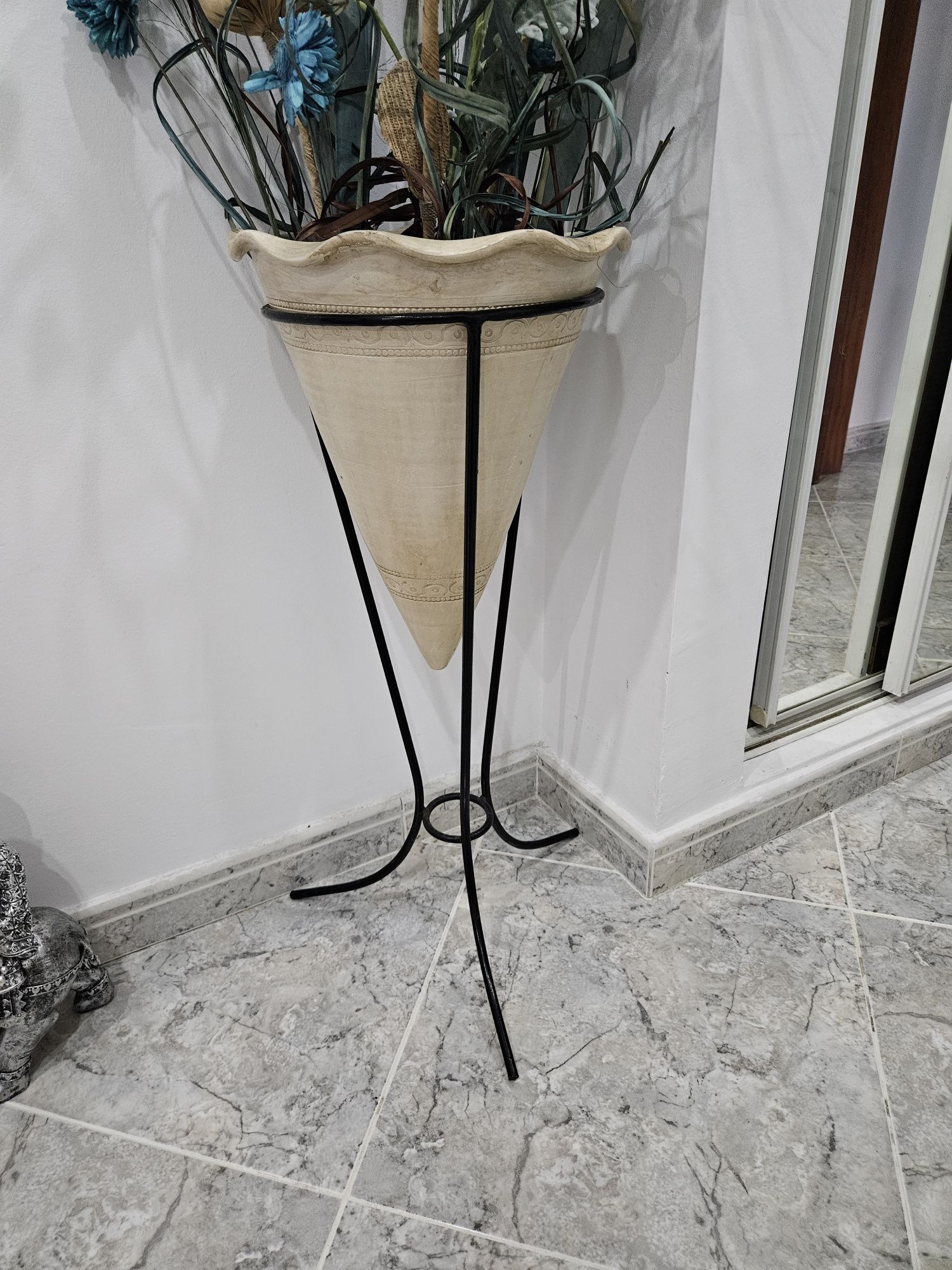 Jarra com suporte em ferro