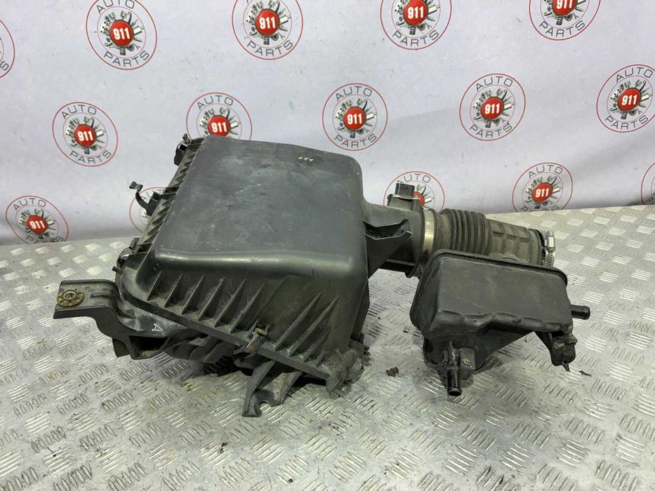 Бачок омивача та корпус повітряного фільтру на Infiniti QX80 RWD 2010+