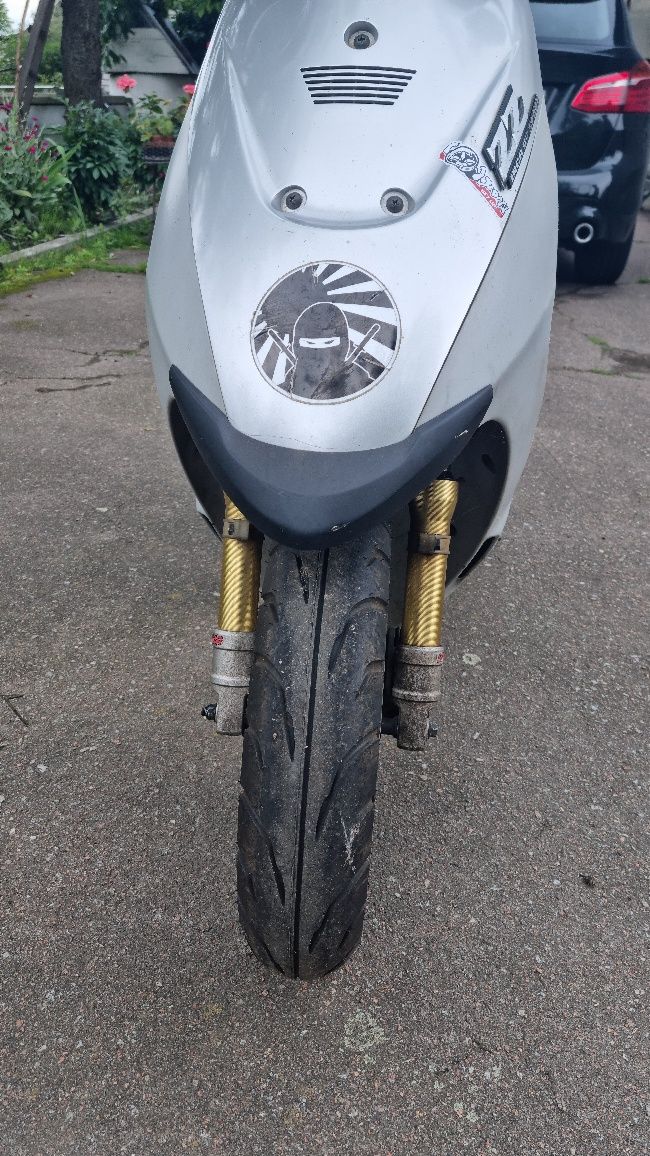 Скутер Suzuki ZZ на номерах