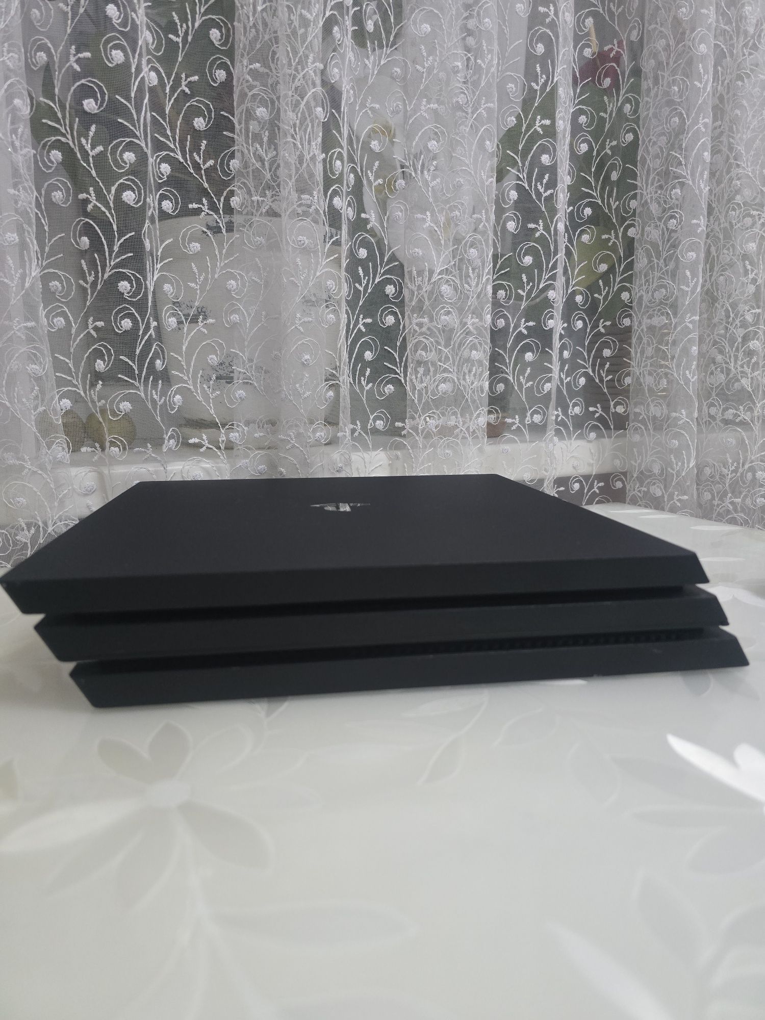 PS4 Pro 1TB/ Playstation 4 Pro +2 геймпада + зар станция