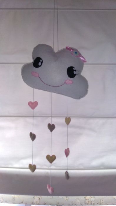 Almofada com pendente de corações para quarto de bebé