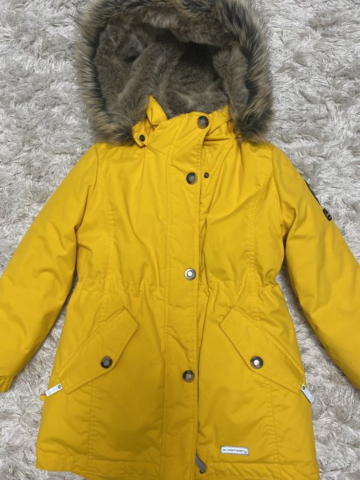 Дитяча парка на дівчинку