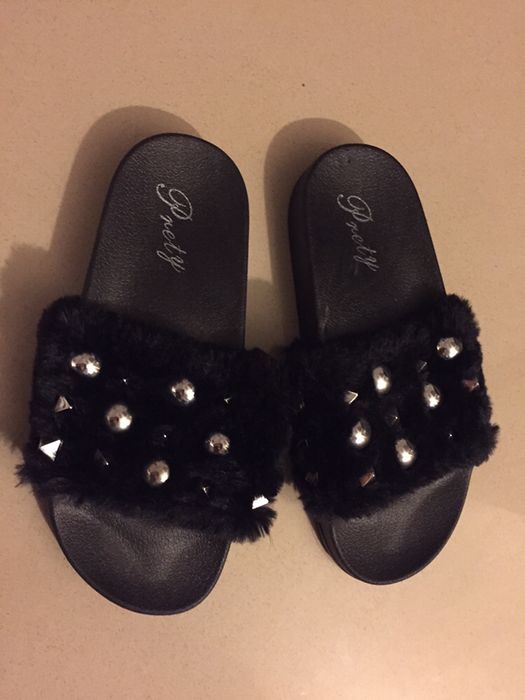 Klapki z cekinkami i puszkiem