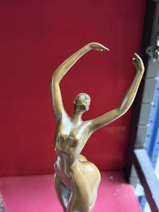 Антикварна бронзова статуетка жінки – колекційний витвір