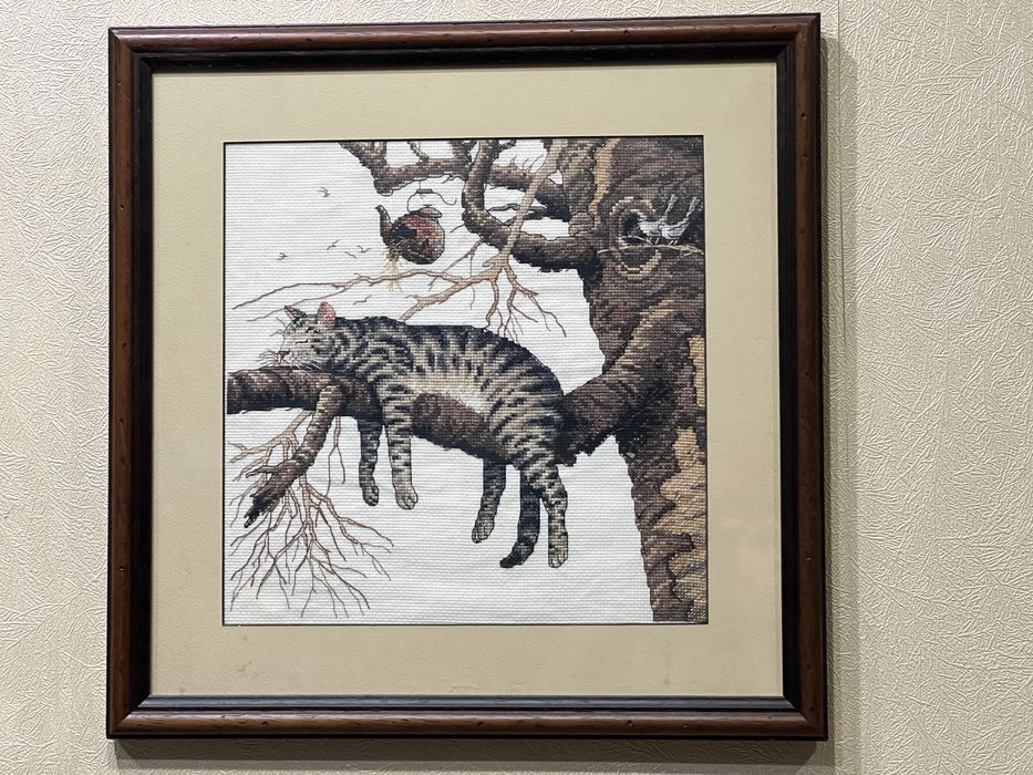 Вишита картина в рамі «Дуже стомлений»