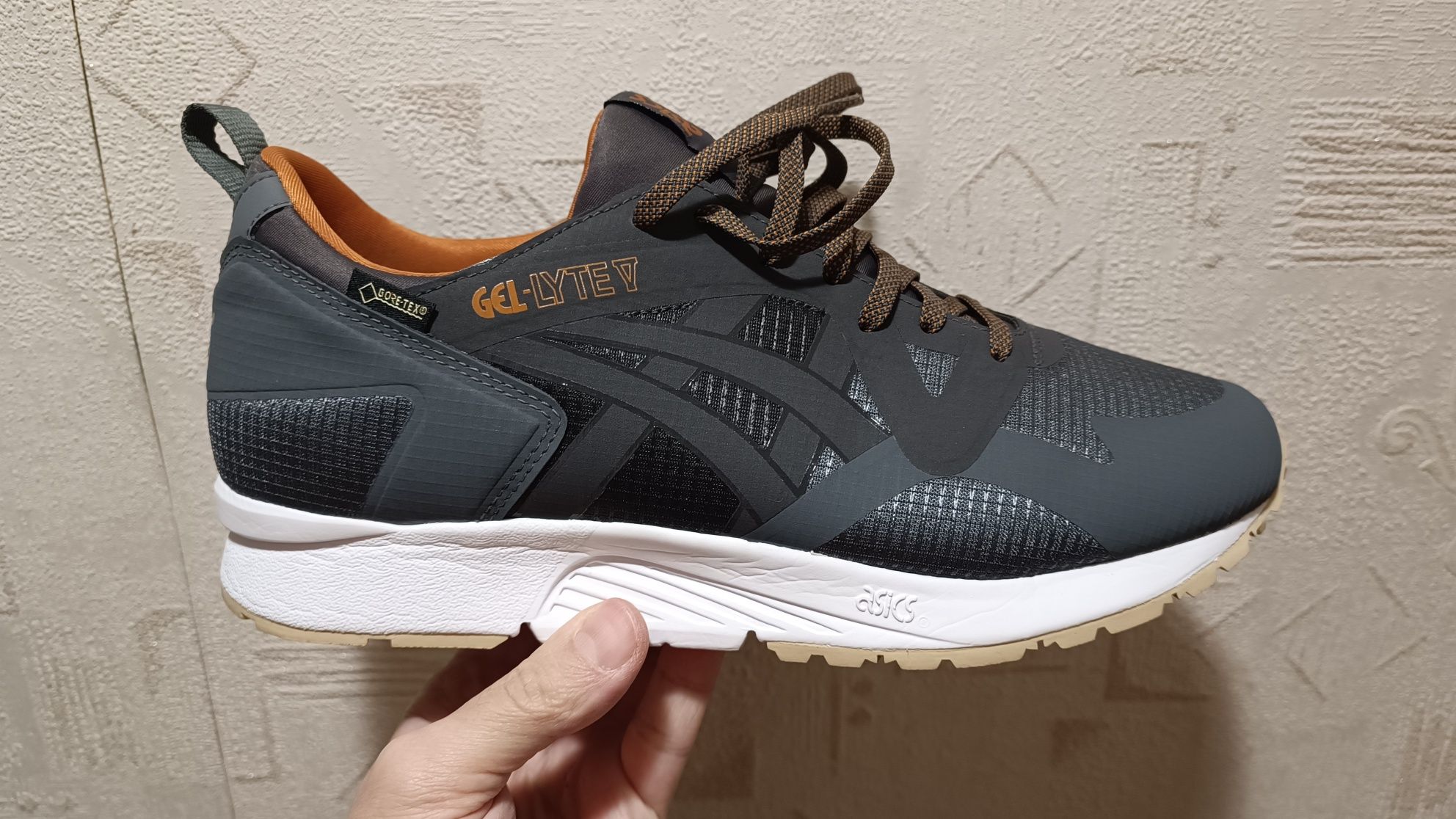 Кросівки Asics gore tex