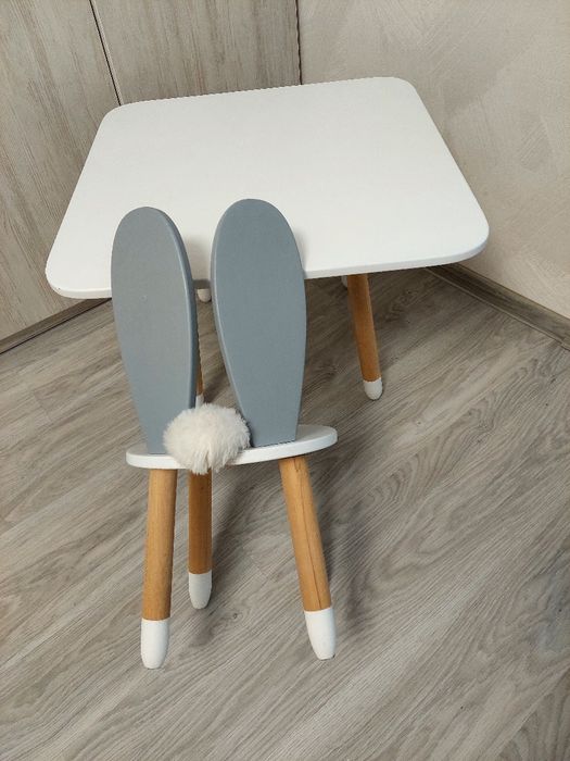 Дитячий стіл і стільчик з вушками зайчика для творчості