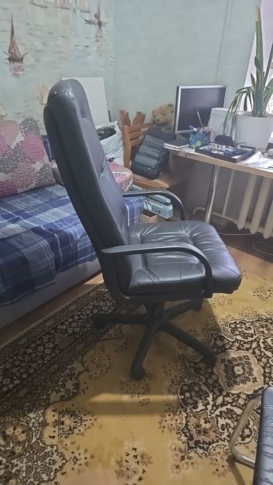 Продам офисное  директорское кресло