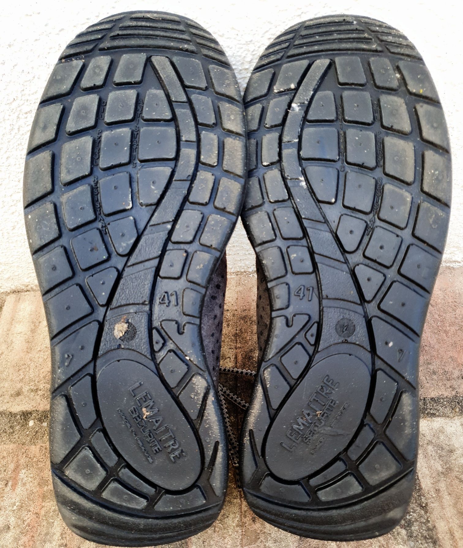 Sapatos e capacete de segurança