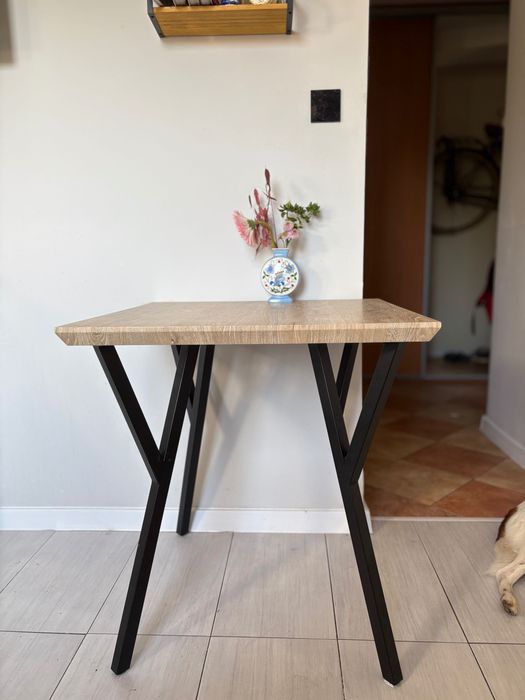 Stół jadalny 70x70 cm wysokość 75cm + dwa szare krzesła