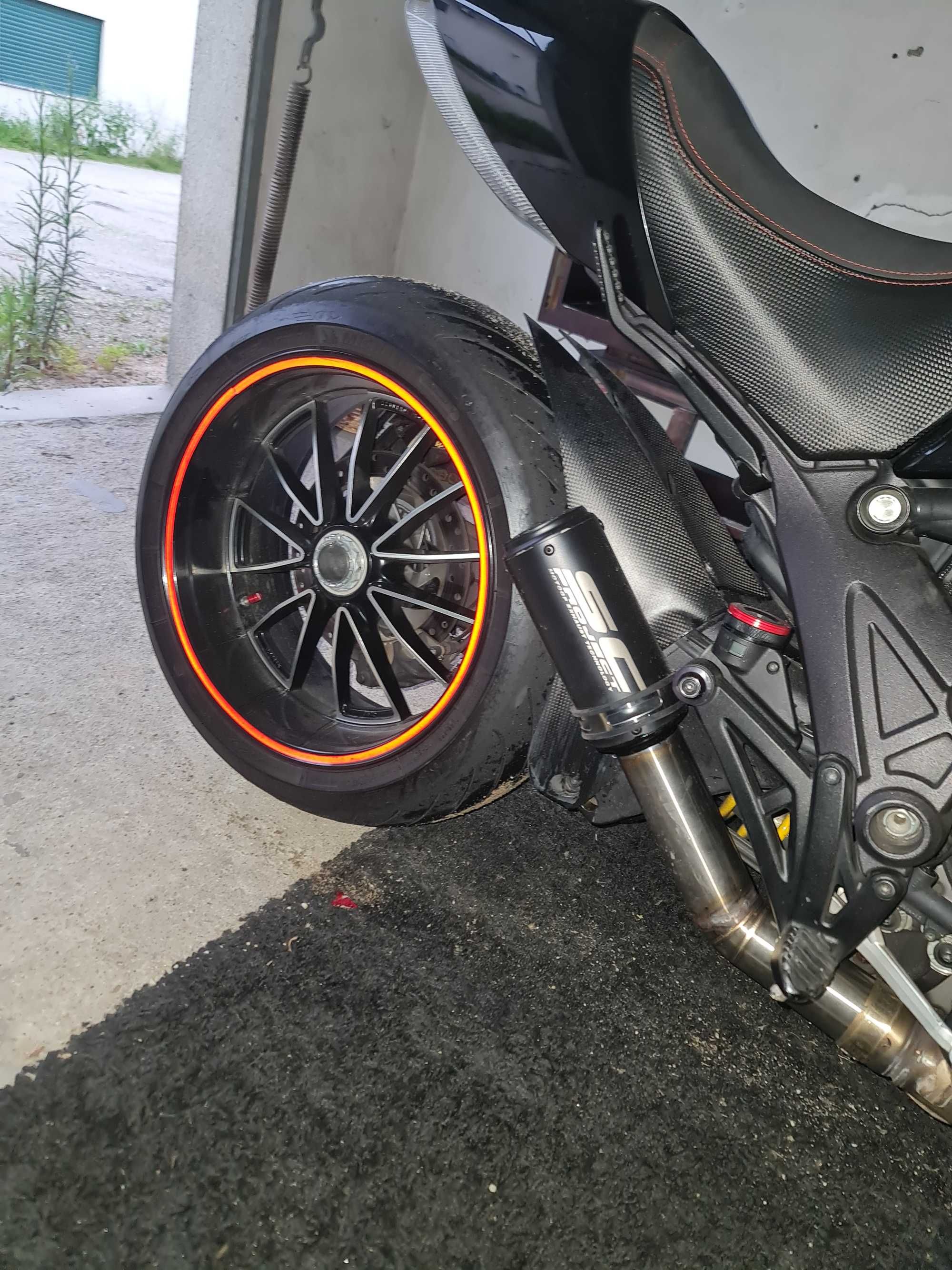Ducati Diavel 1200 versão AMG