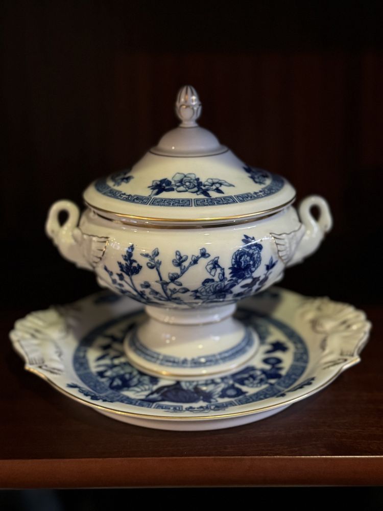 Mini sopeira e prato em porcelana