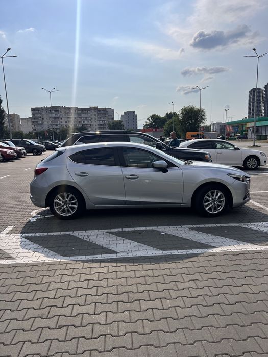 Автомобіль машина хетчбек седан