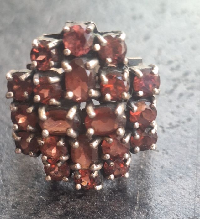 Srebrny pierścionek z granatami