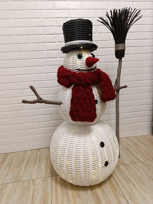 Сніговик з штучного ротангу