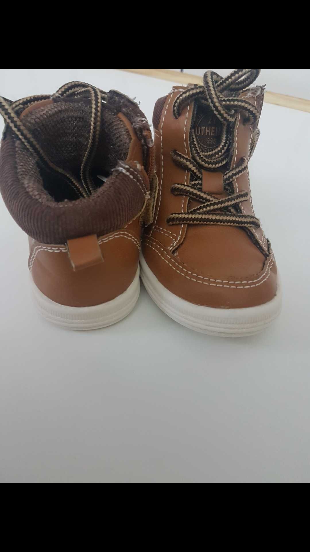 Sapatilha/bota de bebe (tamanho 20)