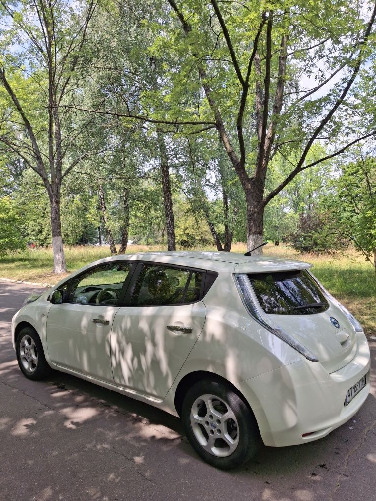 Nissan leaf 2011року