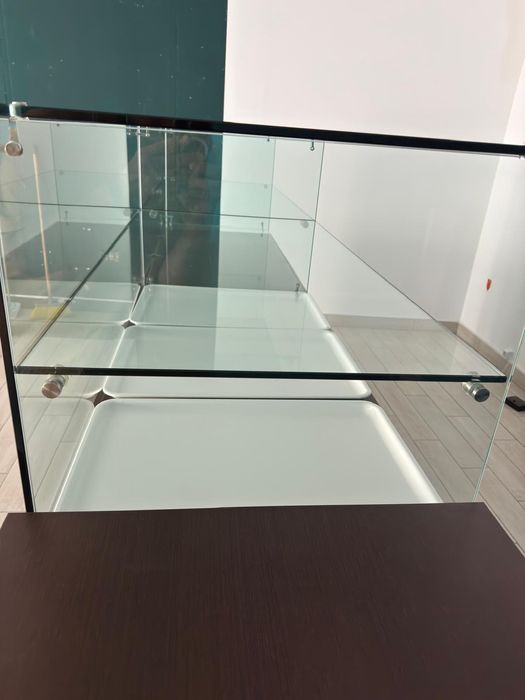 Balcão/Vitrina com arrumação como nova