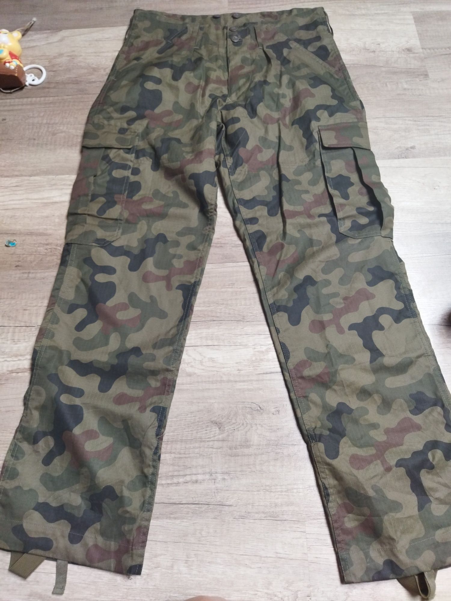 Nowe spodnie wojskowe.