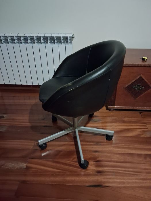 Cadeira giratória de escritório preta