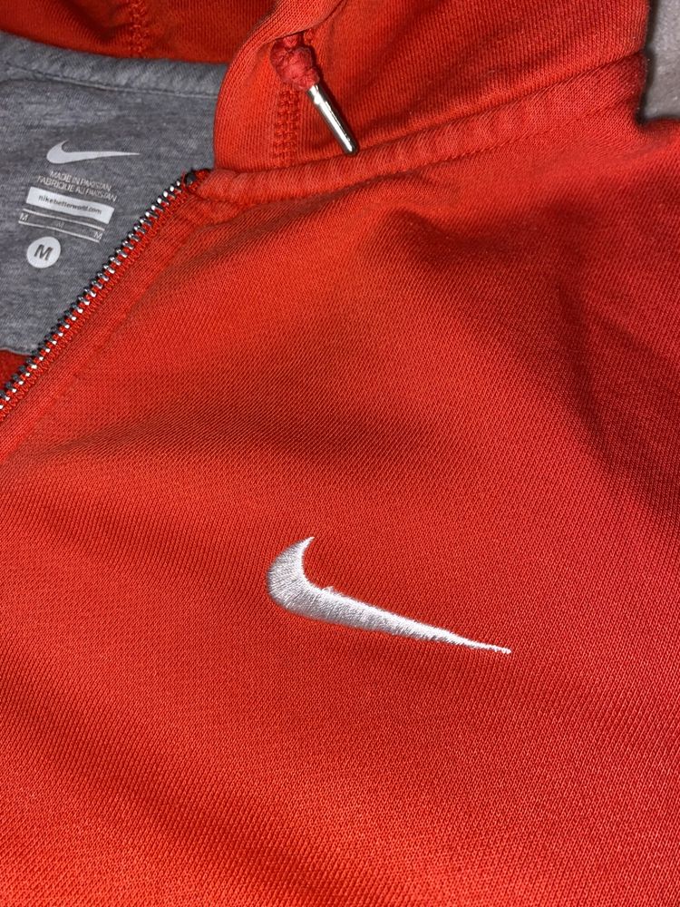 Czerwona rozpinana bluza Nike o kroju hoodie