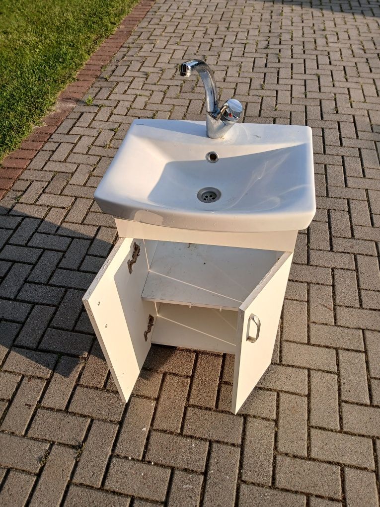 Szafka laziekowa z umywalka i bateria