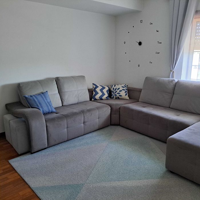 Sofá de 5 lugares + chaise long + 2 puffs